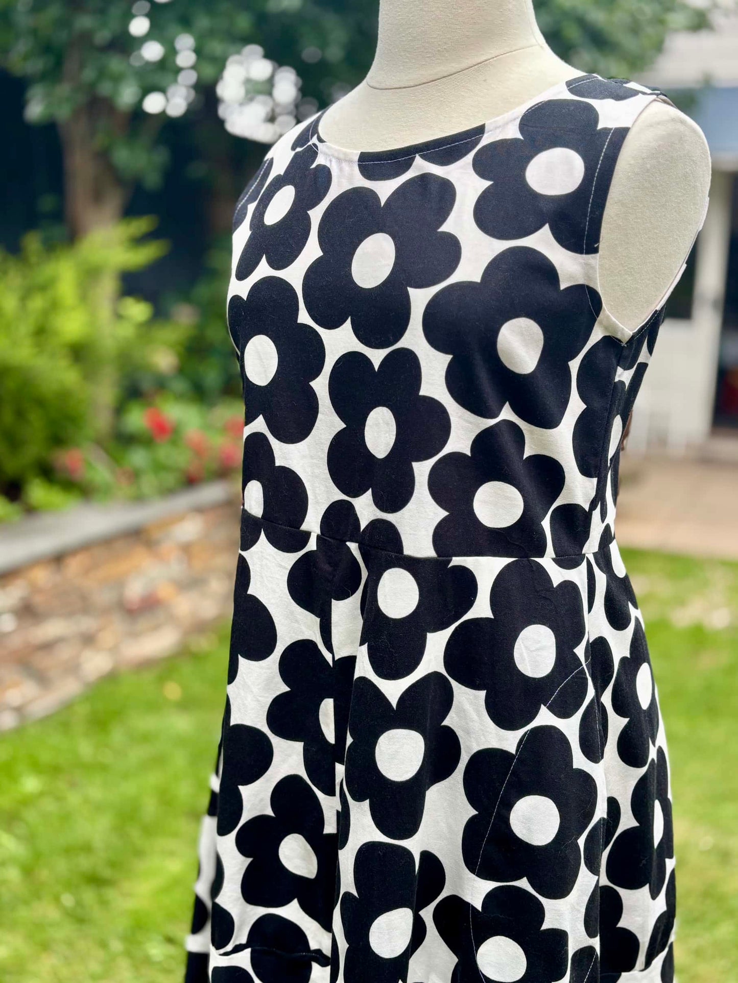 Frankie Dress : black & white floral