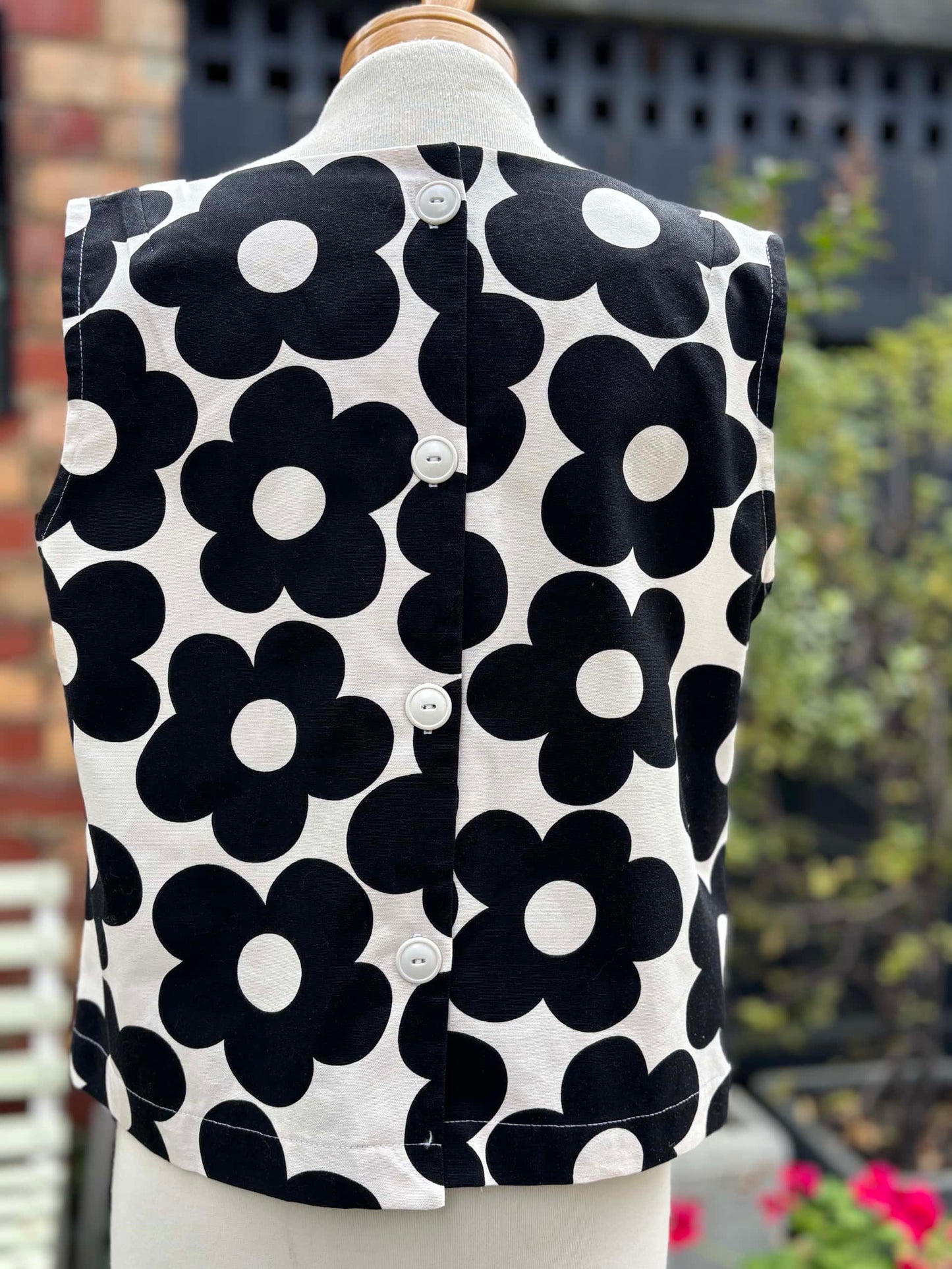 Elliott Top | Black & White Flowers