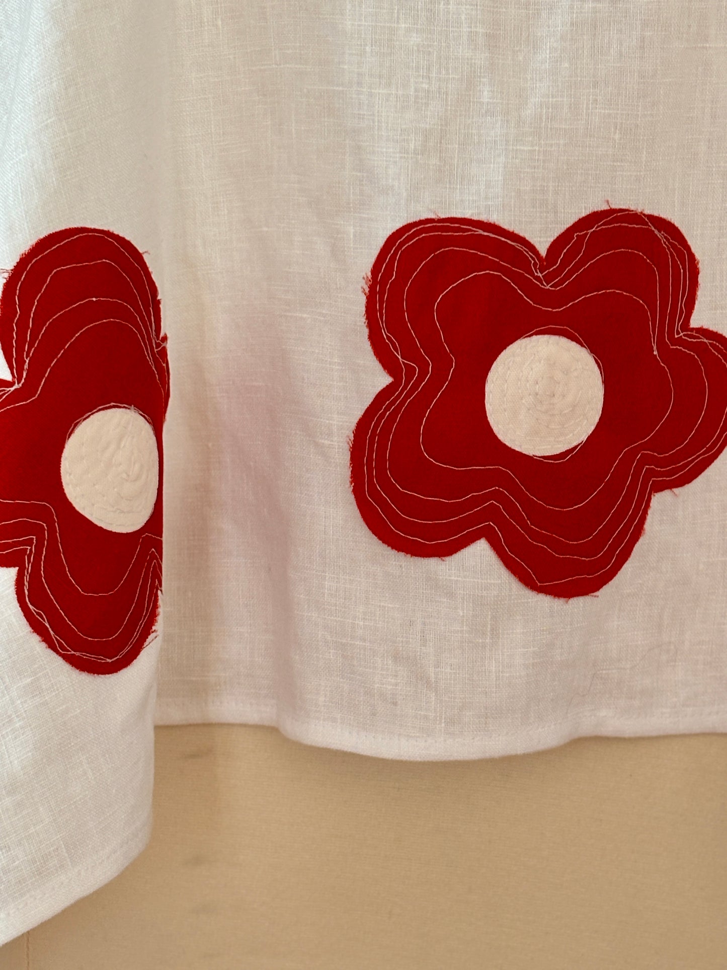Alexa | White linen with red flower