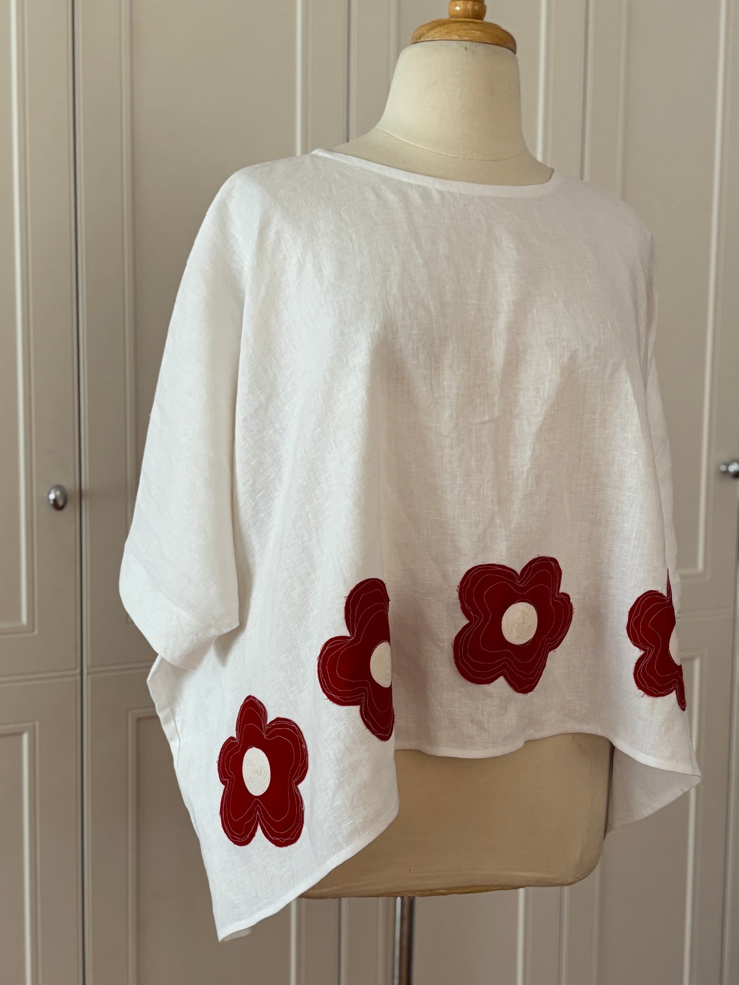 Alexa | White linen with red flower