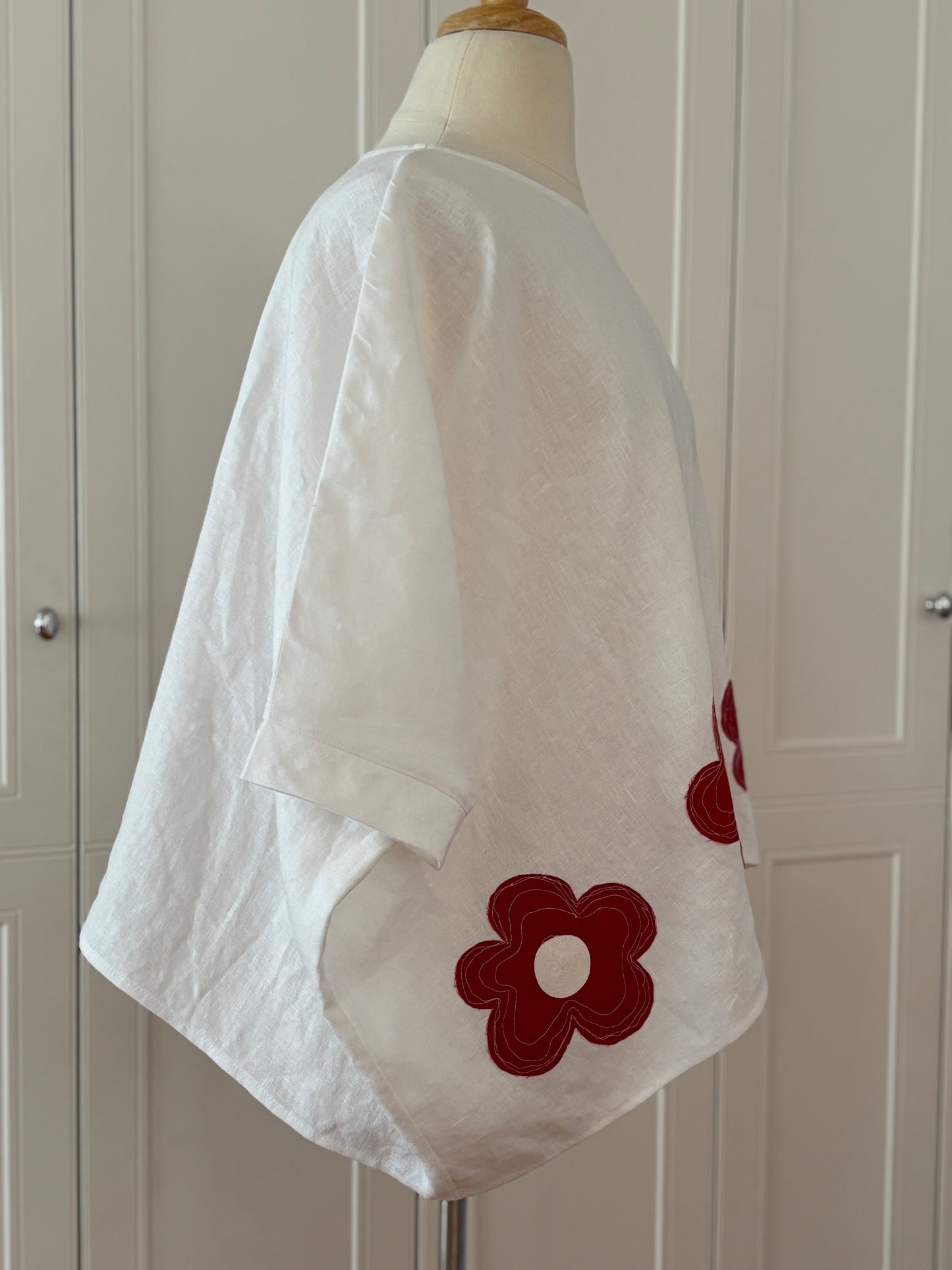 Alexa | White linen with red flower